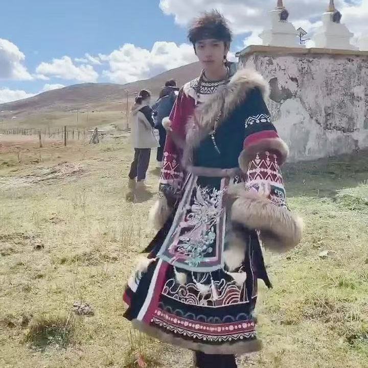 Photography Of A Man - 클래식 자수 티베트 로브 남녀 전통