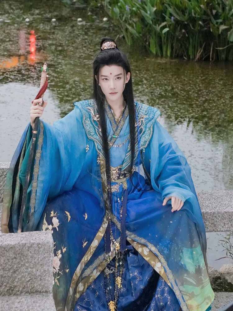 럭셔리 중국 한푸 남성 고대 전통 한푸 그라데이션 블루 - Photography Of A Man 리뷰 및 가격